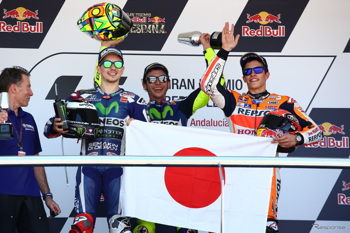 MotoGP第4戦スペインGPの表彰式で、熊本にエールを送る日本国旗が振られた