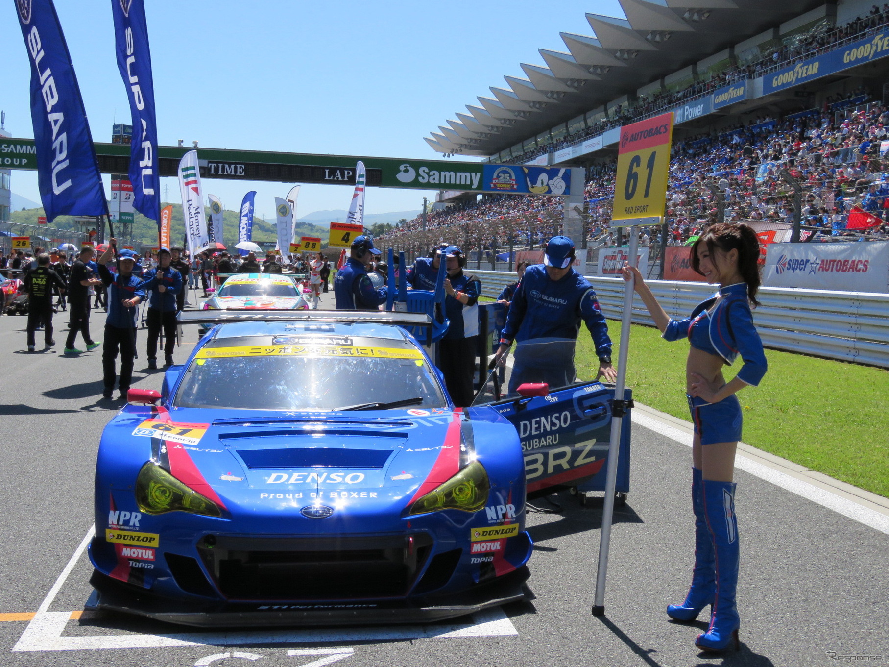 決勝日観衆は5万人を超えた（写真は#61 BRZ）。