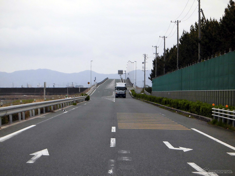 歩行者の姿がまったくない三河港神野地区の路上から