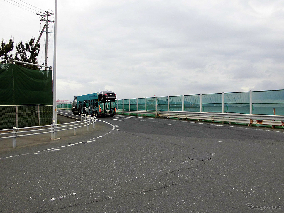 歩行者の姿がまったくない三河港神野地区の路上