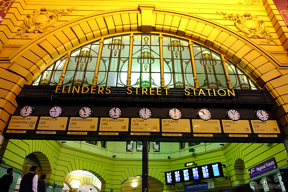 街の中心にあるフリンダース・ストリート駅（Flinders Street）
