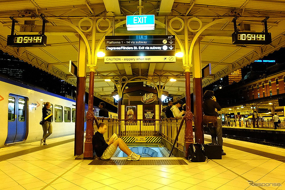 深夜のフリンダース・ストリート駅（Flinders Street）に止まるメルボルンの近郊電車