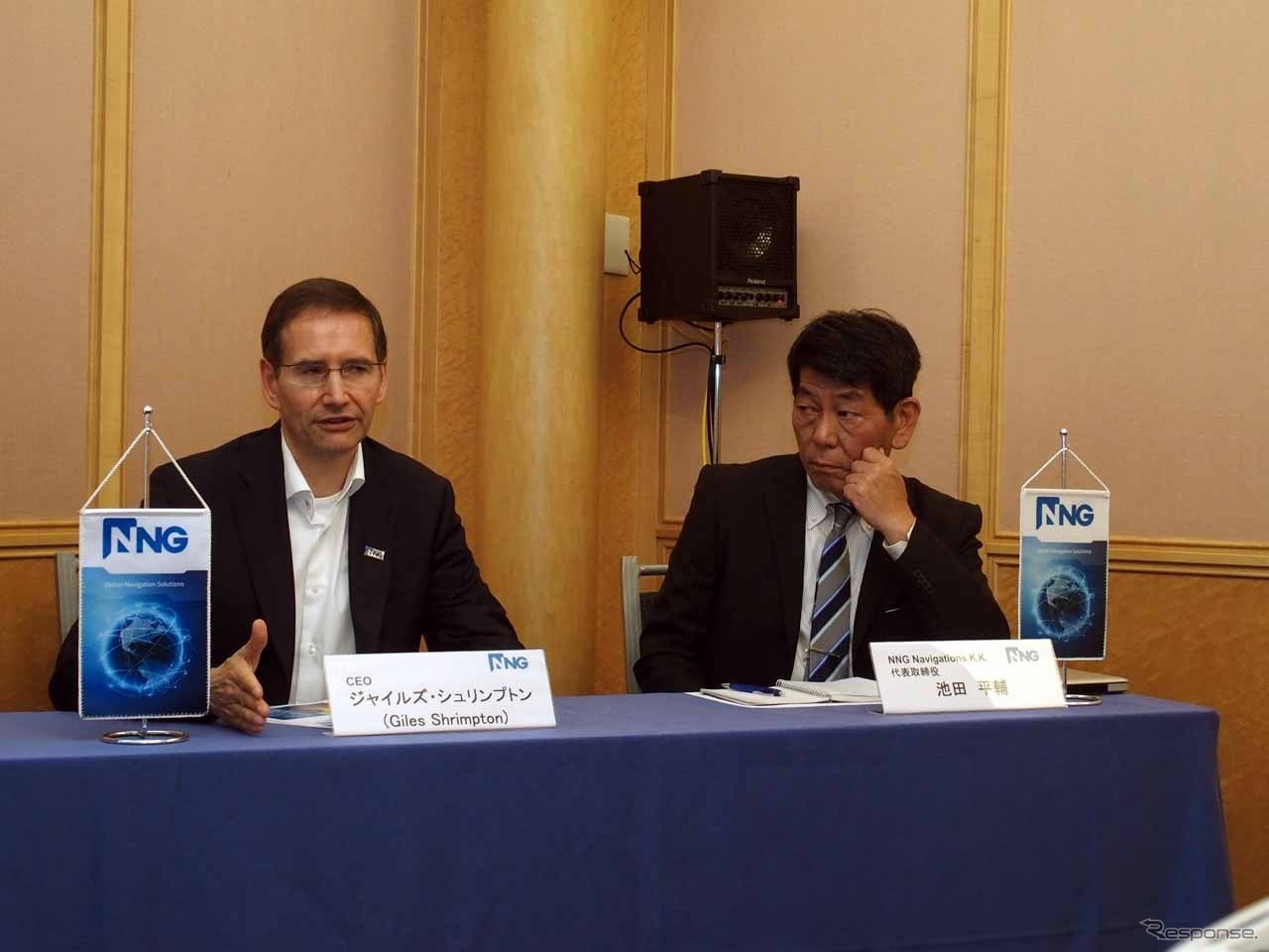 左はNNG日本オフィス代表取締役の池田平輔氏と並んで質問に答えるシュリンプトン氏