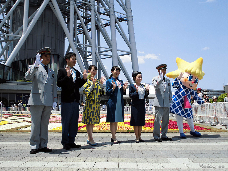 初日の22日には、東京スカイツリータウン開業4周年記念イベントに登壇した浅草駅管区長・下総功治氏、とうきょうスカイツリー駅長・谷田貝淳氏ら（5月22日）。