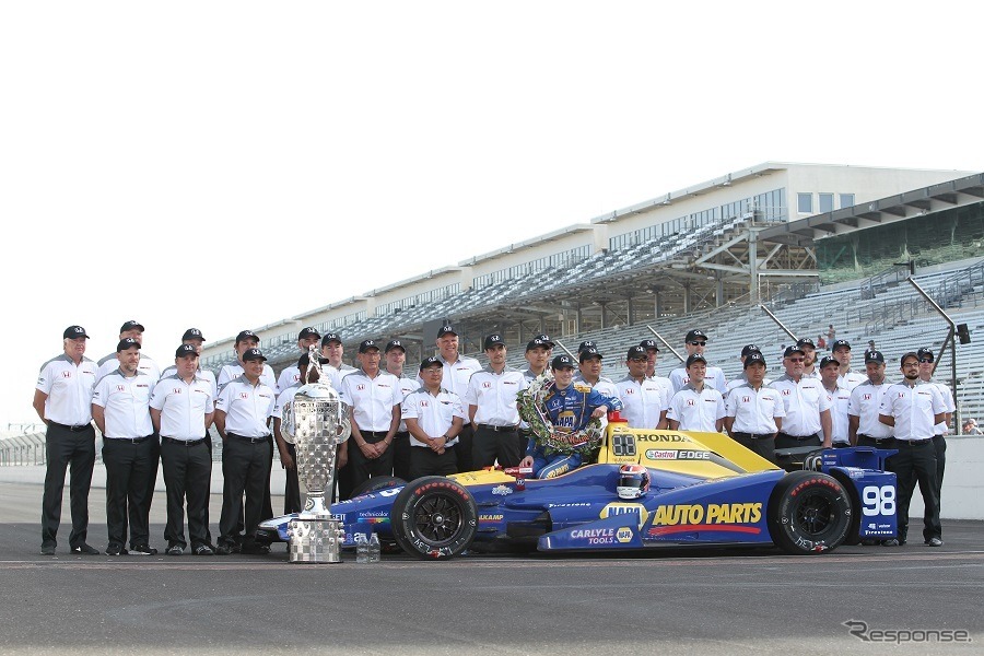 【第100回 INDY500】 ウィナーが記念撮影会、勝利の喜びにひたる