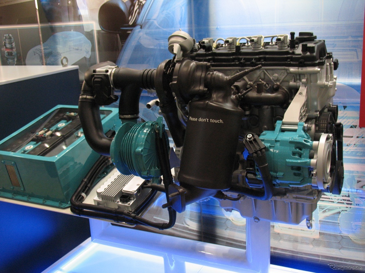 AVLが開発中の48Ｖディーゼルハイブリッドシステム。48Vの電源とISG、それに電動コンプレッサーでターボをアシストする。48Ｖを2つの出力系統で使用する。