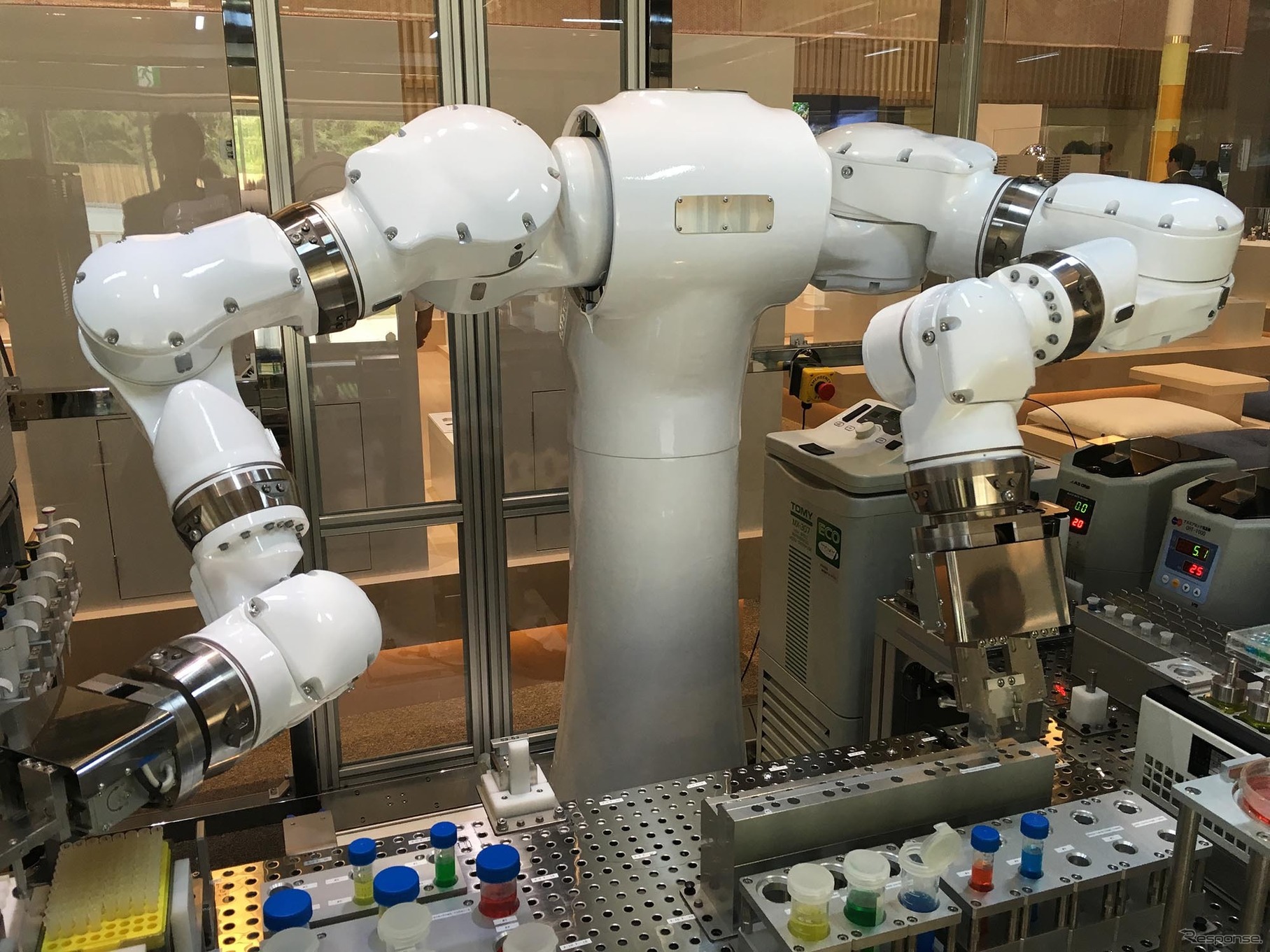 薬品開発用ヒューマノイド・ロボット「まほろ」