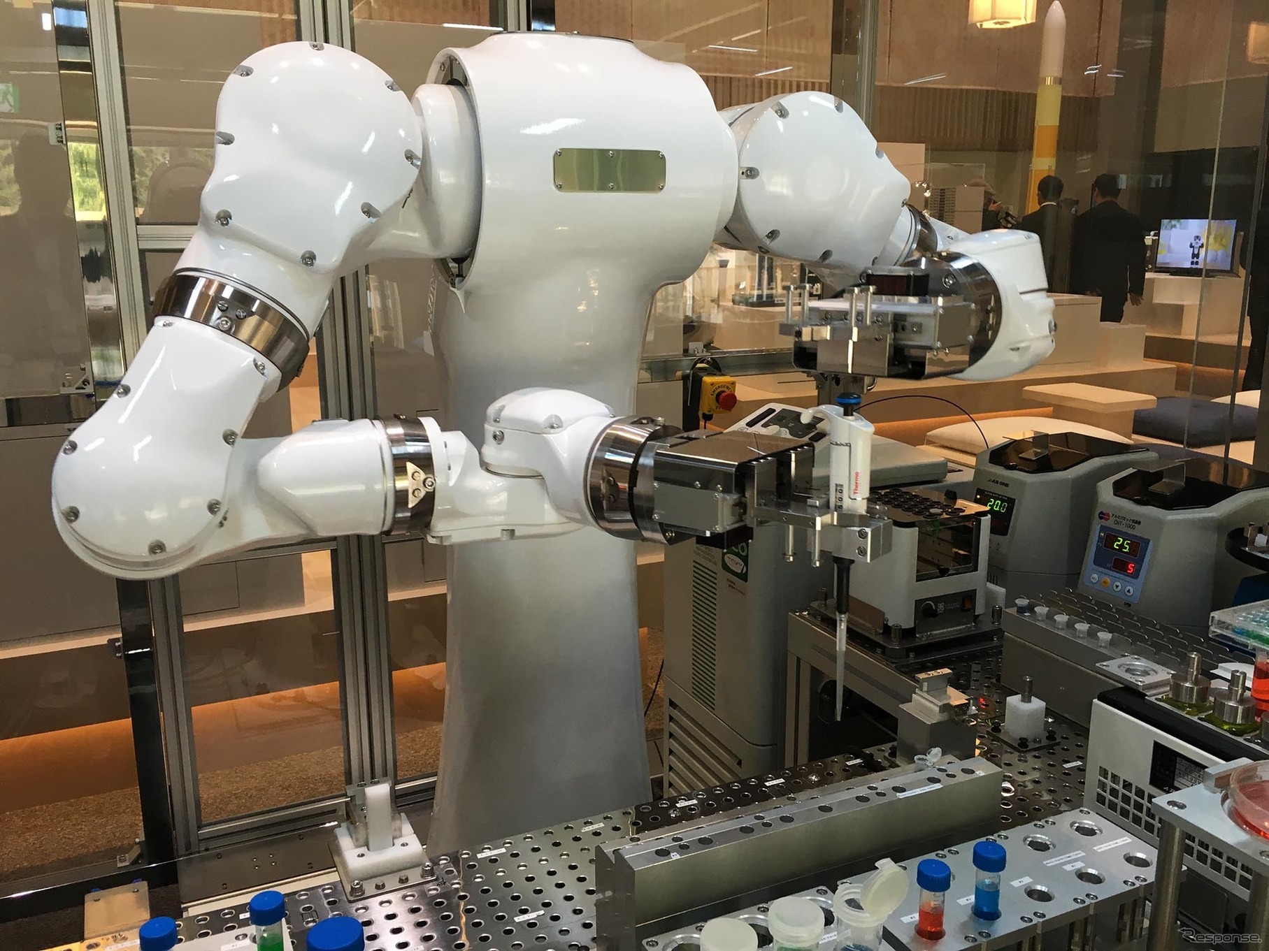 薬品開発用ヒューマノイド・ロボット「まほろ」