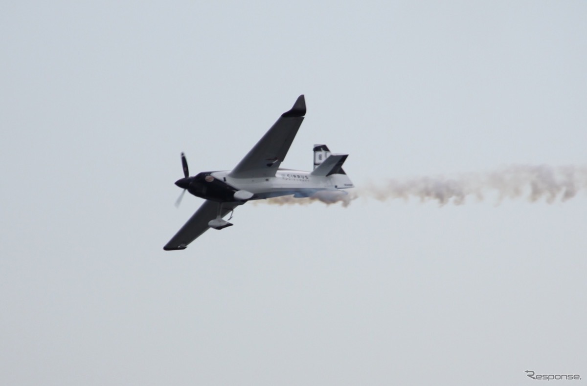 時折りやってくる練習飛行の機体