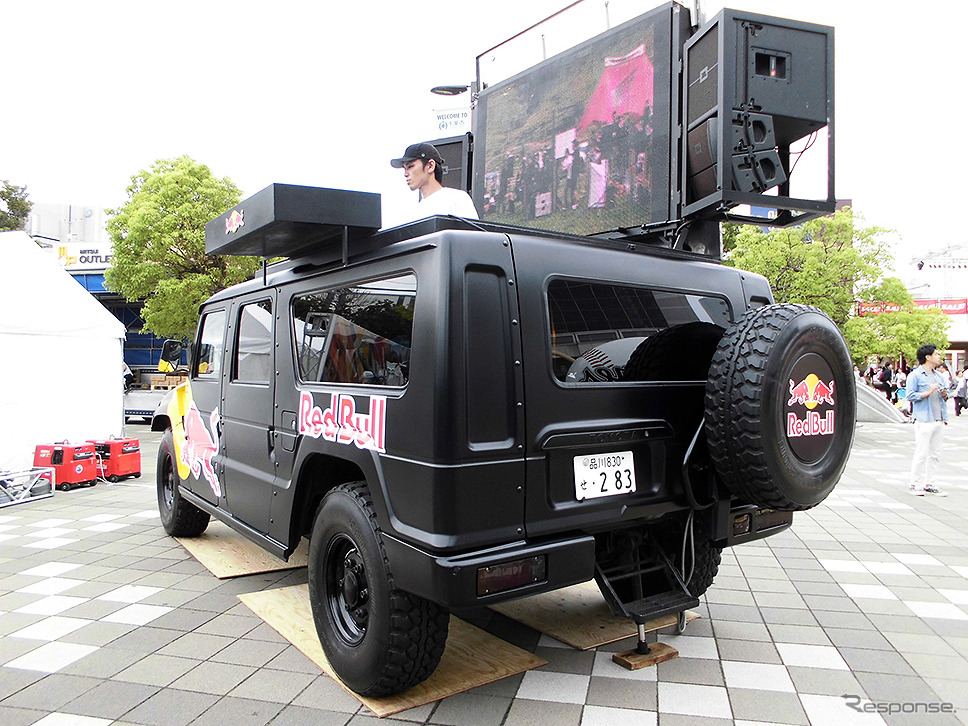 京葉線海浜幕張駅でもさまざまなクルマの演出がみられた（レッドブル・エアレース千葉2016、幕張海浜公園）