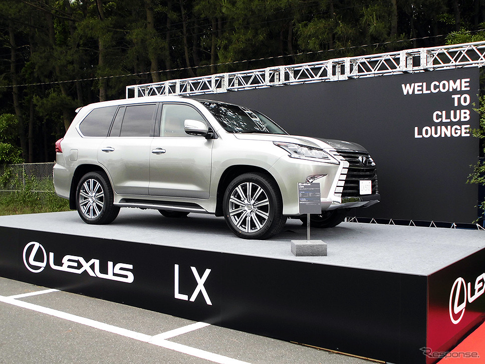 今大会のナショナルパートナーであるレクサスは、50台もの“オフィシャルカー”を投入（レッドブル・エアレース千葉2016、幕張海浜公園）