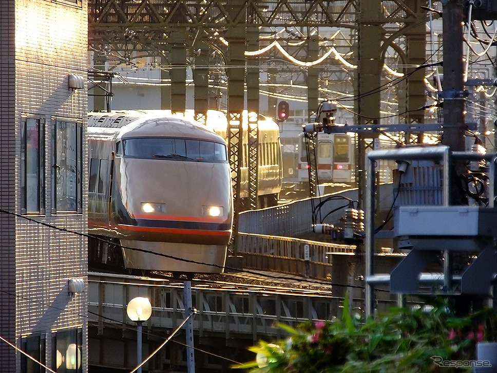とうきょうスカイツリー駅へと進入する金色100系「日光詣スペーシア」