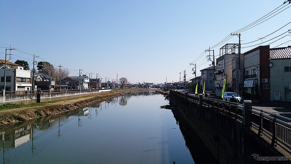 東武動物公園駅は、「杉戸駅」と名乗っていたころから、駅の東側を流れる大落古利根川の舟運や、日光街道（国道4号）杉戸宿の方向を向く東口を“玄関口”としていた
