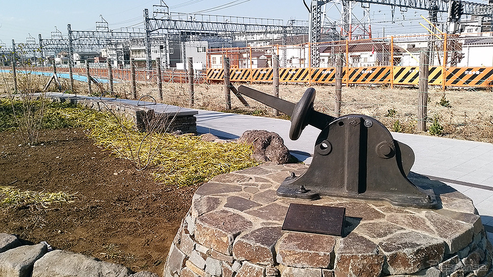東武動物公園駅西口には、杉戸工場の面影をいまに残す線路やポイント切り替えレバーなどのモニュメントが