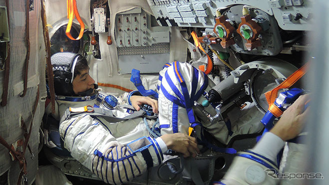 ソユーズ宇宙船シミュレーション訓練を行う大西宇宙飛行士