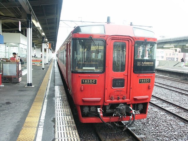 豊肥本線の阿蘇～豊後荻間の再開に伴い、全区間で運休中の『九州横断特急』も阿蘇～別府間のみ運転を再開する。