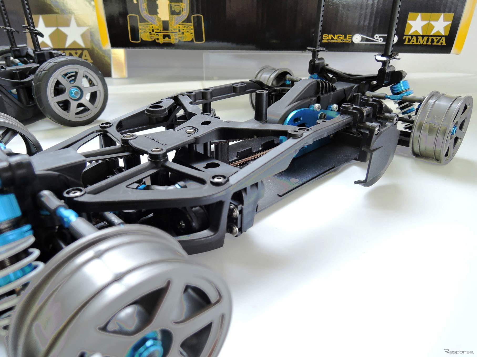 アッパーフレームは部位ごとに太さを変える繊細な設計