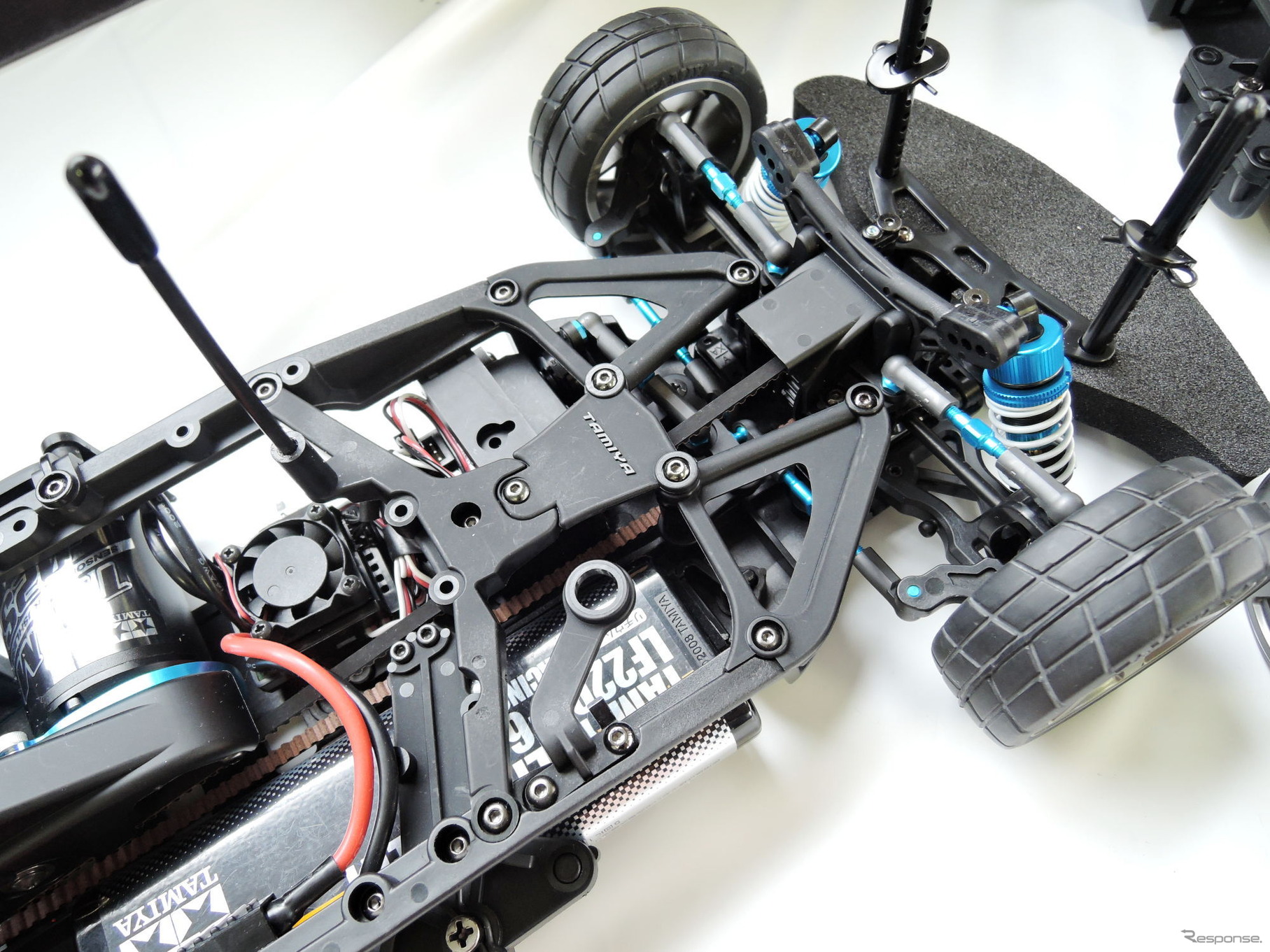 中央の「TAMIYA」と刻印されたプレートを脱着することで、左右方向の「しなり」の大小を選べる