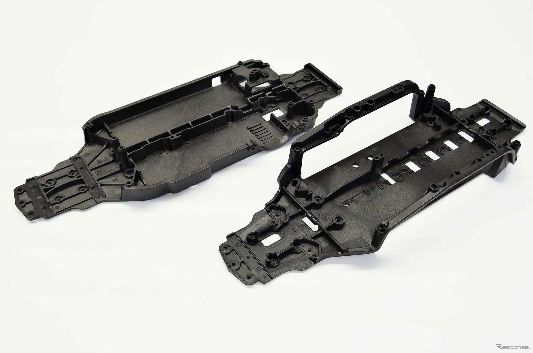 バスタブ構造の従来シャシー（左）とTA07 PRO