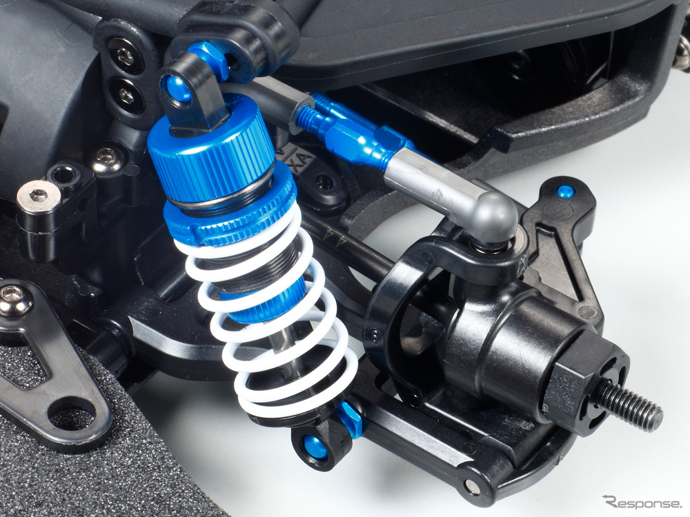 サスペンションアームとアップライトはハイエンドモデル「TRF419」と共通