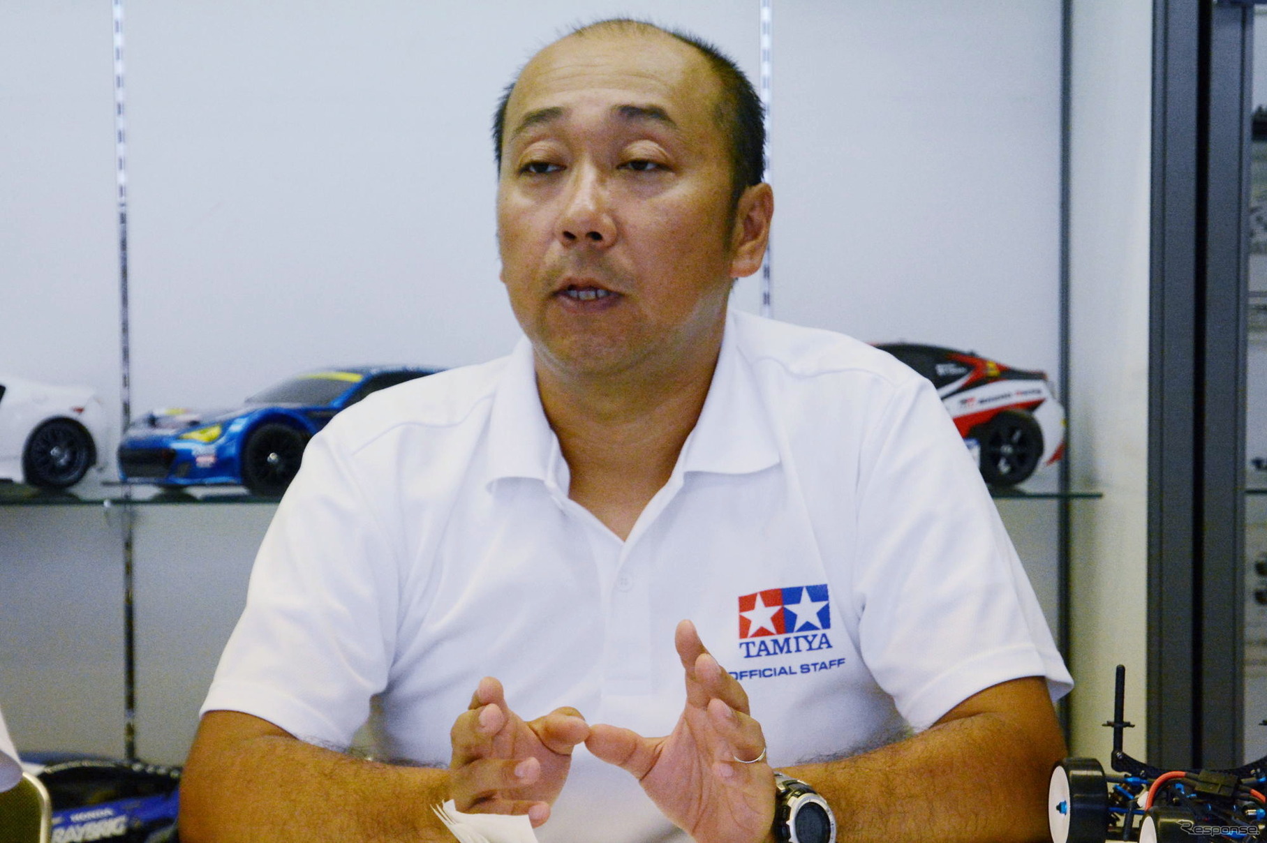 説明する鈴木係長