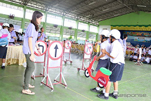 6月29日 タイバンコク郊外(サムットプラーカーン県)にある小学校にて、交通安全教育を実施し、ヘルメット615個を寄贈