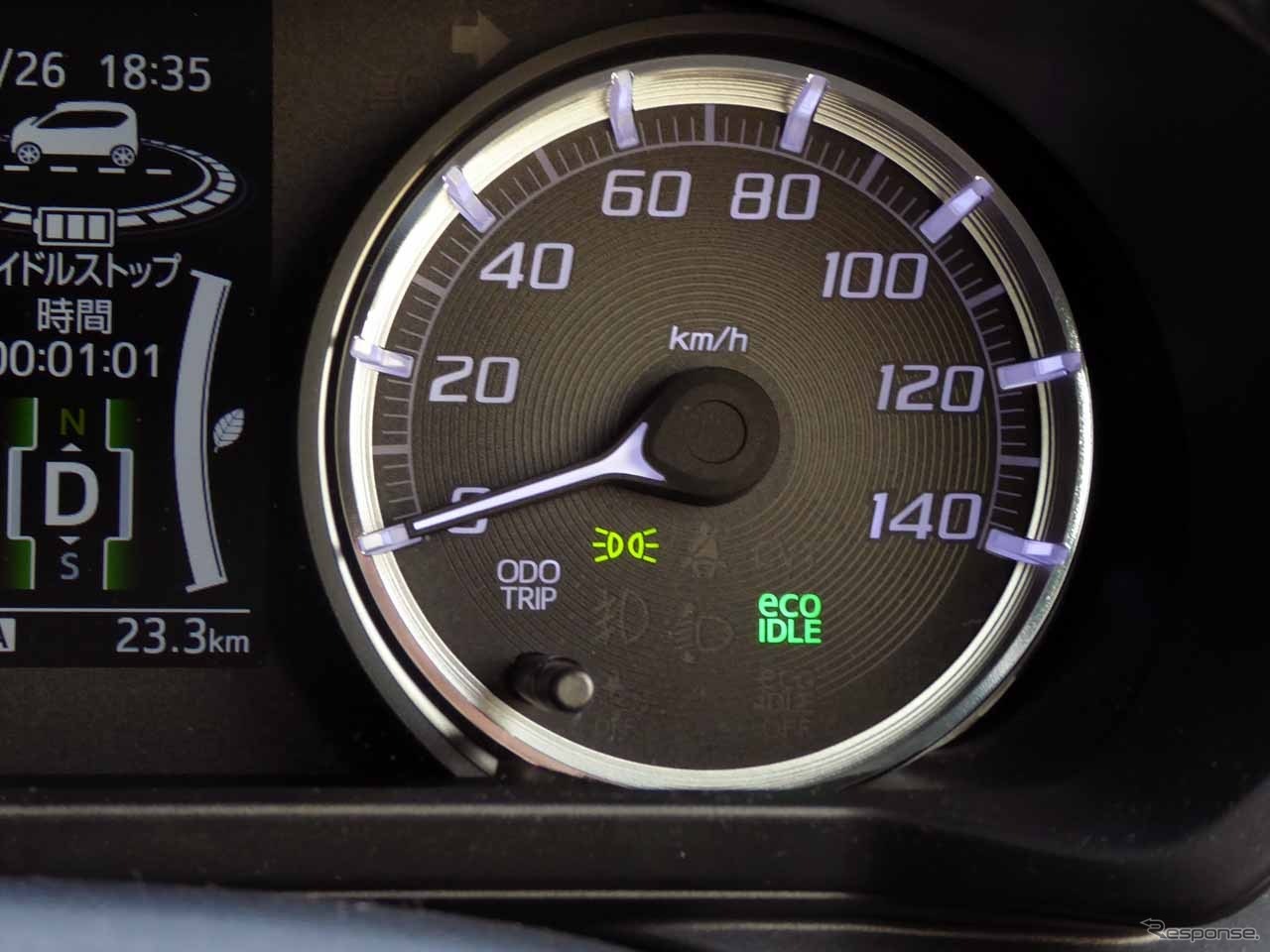 最近の車両ではライトの点灯に連動してアイコンが点灯。ライトの点灯状況が確認できる