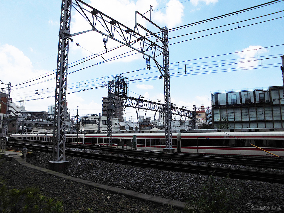 とうきょうスカイツリー駅が移設される位置付近を見る。奥は電車留置線