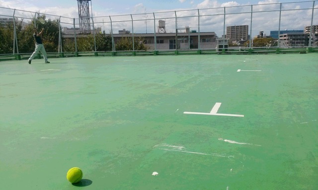 昼休みに屋上でテニスをする人も