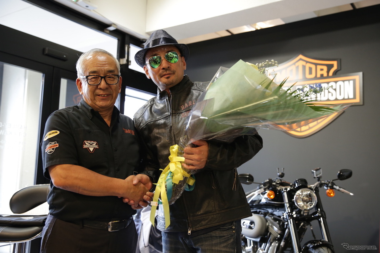 ハーレーダビッドソンシティ川越のリニューアルオープン式典に登場したクレージーケンバンドのヴォーカル、横山剣さん。
