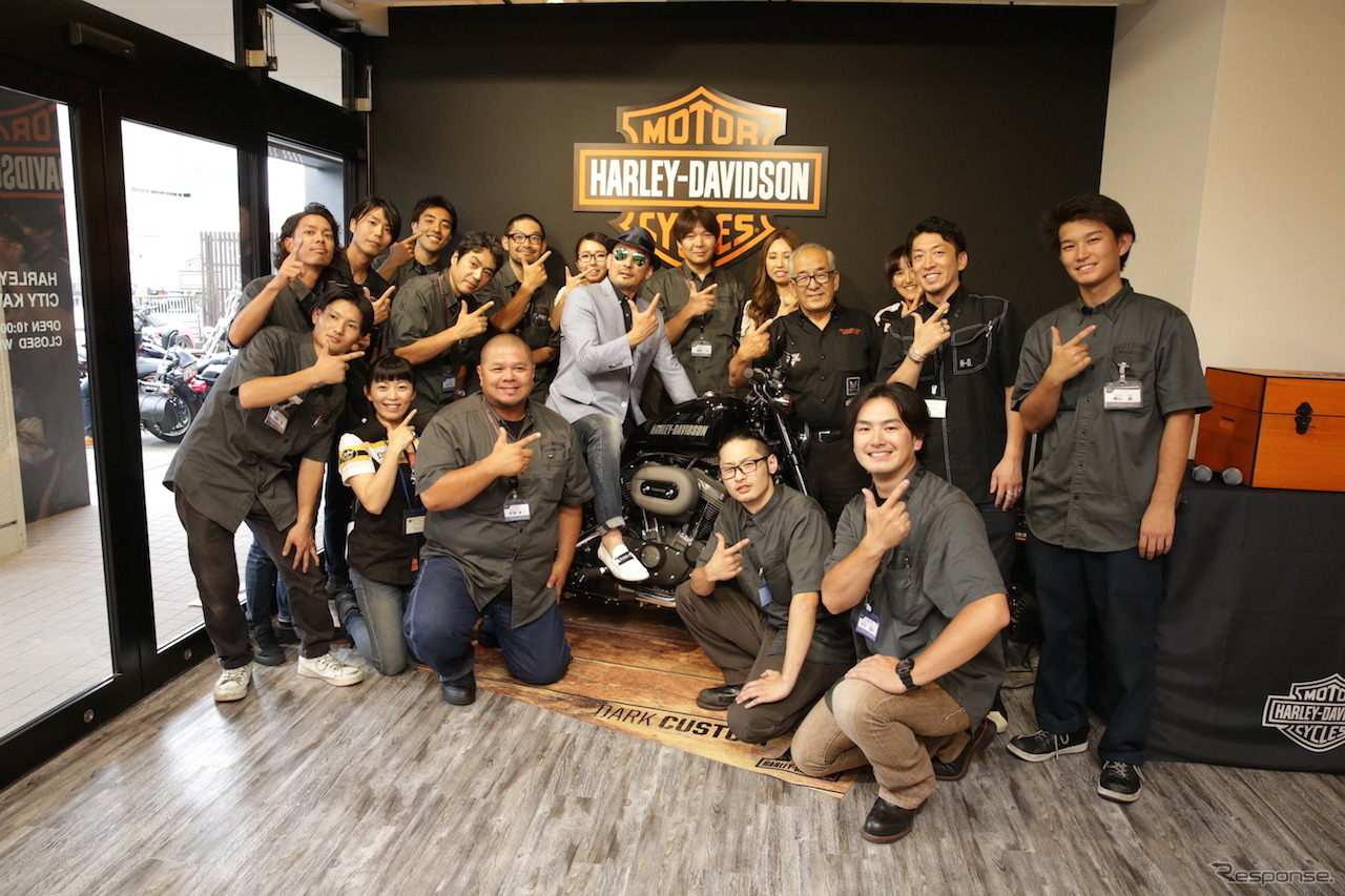 ハーレーダビッドソンシティ川越のリニューアルオープン式典に登場したクレージーケンバンドのヴォーカル、横山剣さん。