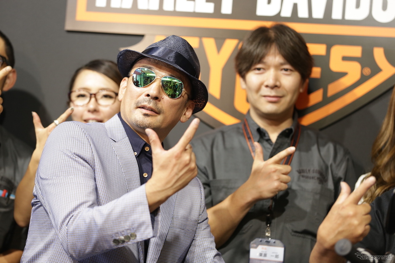 ハーレーダビッドソンシティ川越のリニューアルオープン式典に登場したクレージーケンバンドのヴォーカル、横山剣さん。