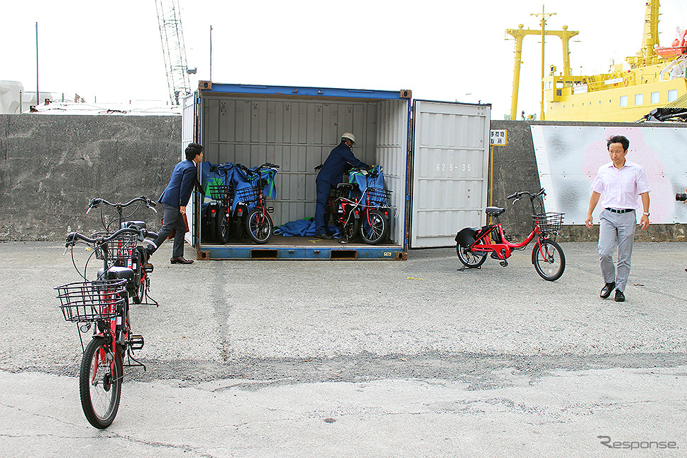 八丈島に到着したドコモ・バイクシェアの赤い自転車