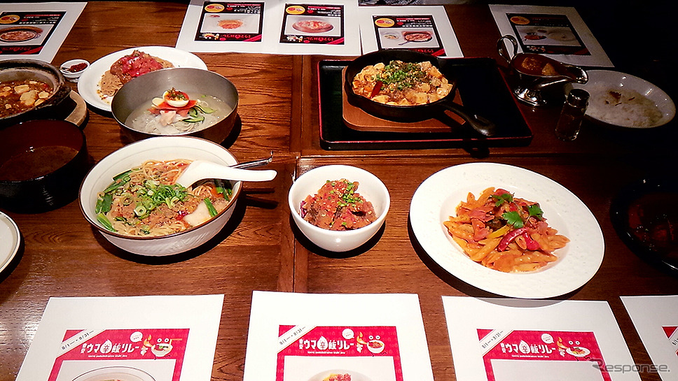 「東京ウマ辛飯リレー」試食会のようす（東京駅、7月20日）