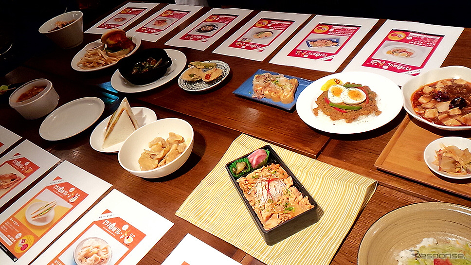 「東京ウマ辛飯リレー」試食会のようす（東京駅、7月20日）