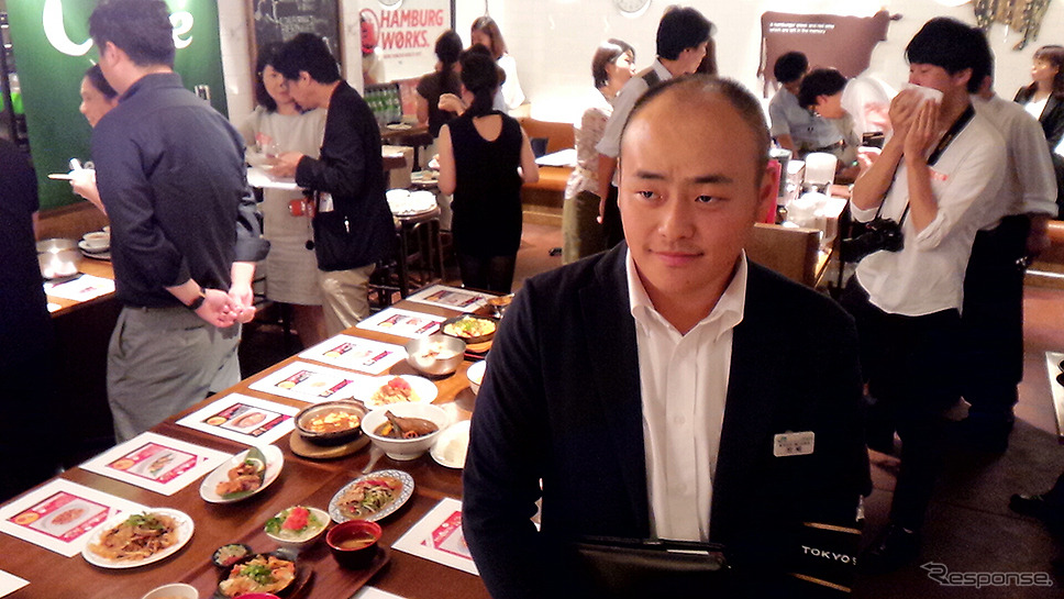 「東京ウマ辛飯リレー」試食会のようす（東京駅、7月20日）