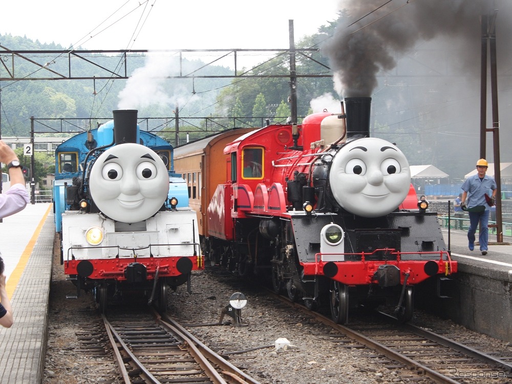 機関車の入替作業で「トーマス」と「ジェームス」が並んだ。