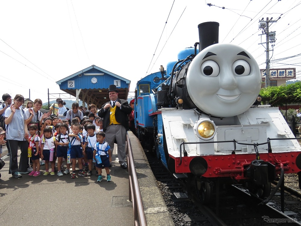 出発前の記念撮影。特別列車には地元の幼稚園児らが招待された。