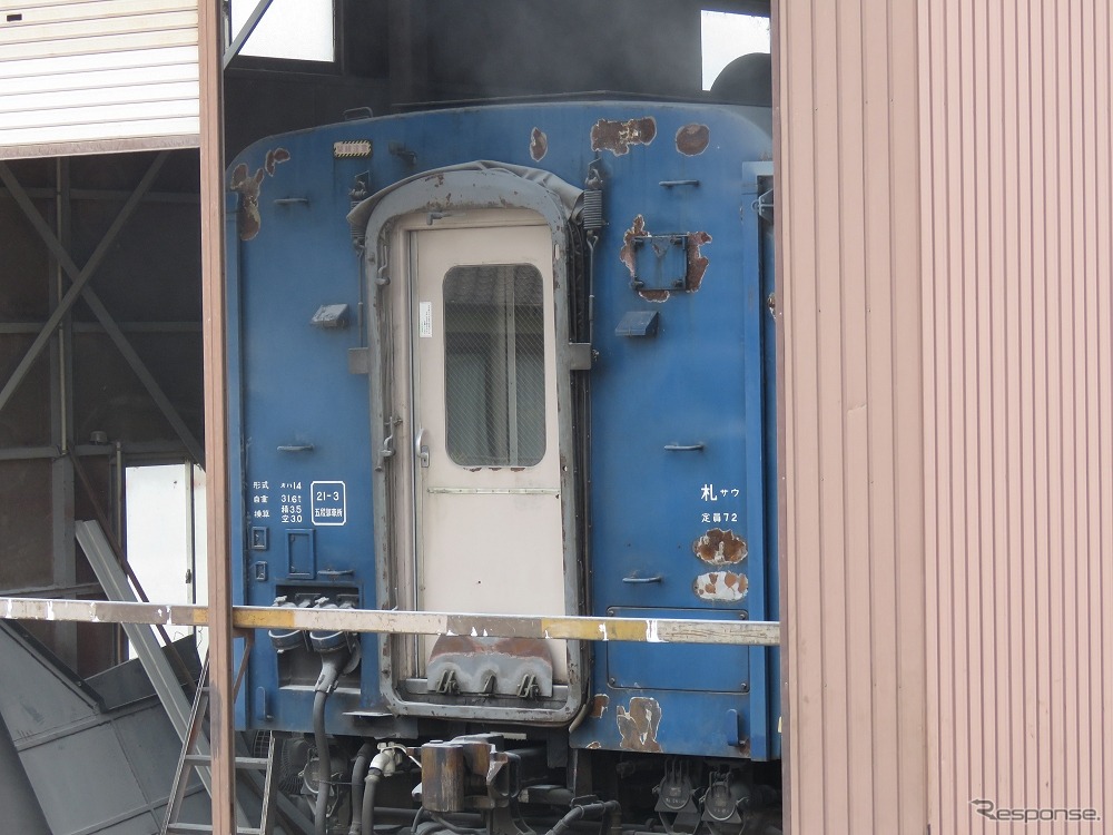 新金谷駅に隣接する車庫ではJR北海道から購入した14系客車の修繕作業が行われていた。