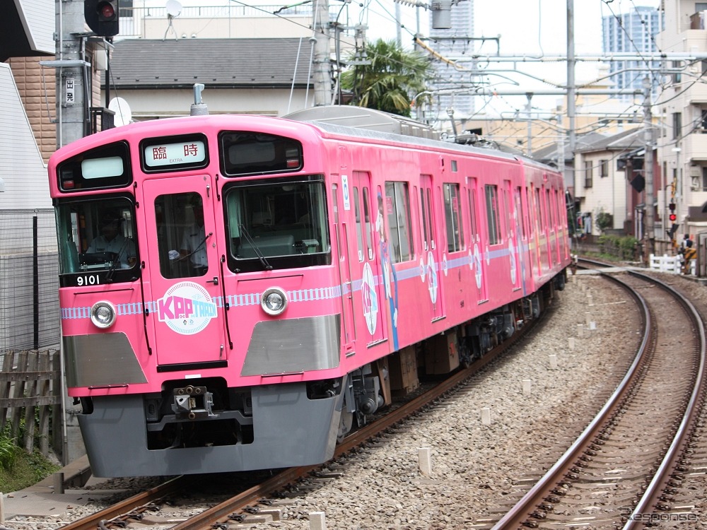 池袋線を走る「SEIBU KPP TRAIN」。7月30日から新宿線で運用される。