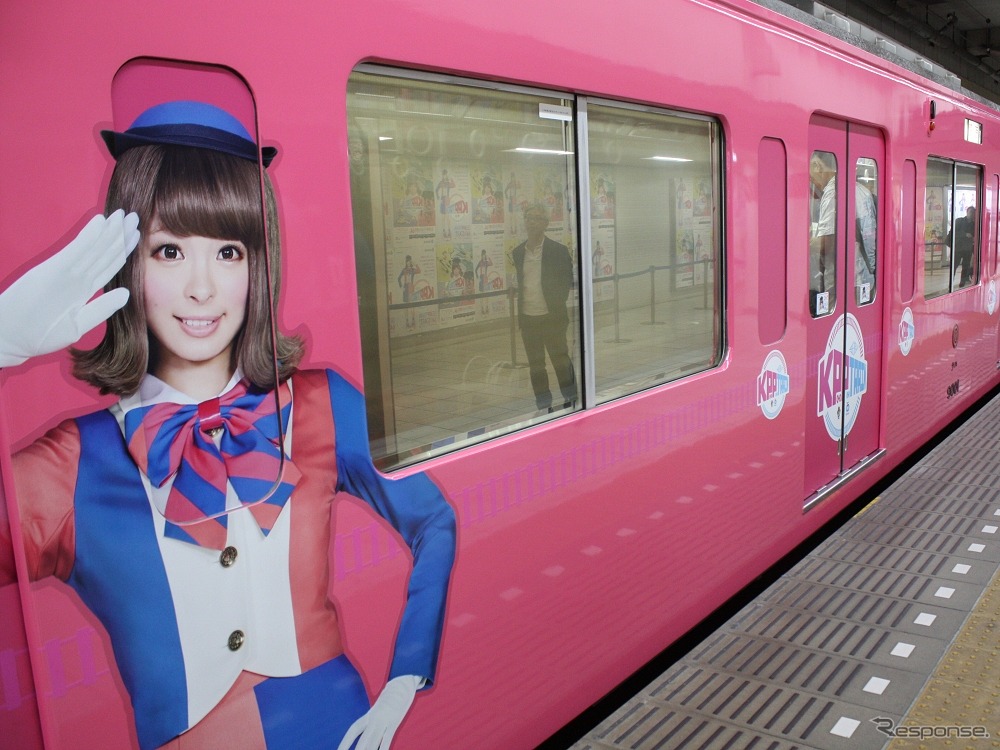 「KPP TRAIN」は9000系を使用。車体を黄色からピンク色に塗り替え、きゃりーぱみゅぱみゅさんの写真や「KPP TRAIN」のロゴなどで装飾している。