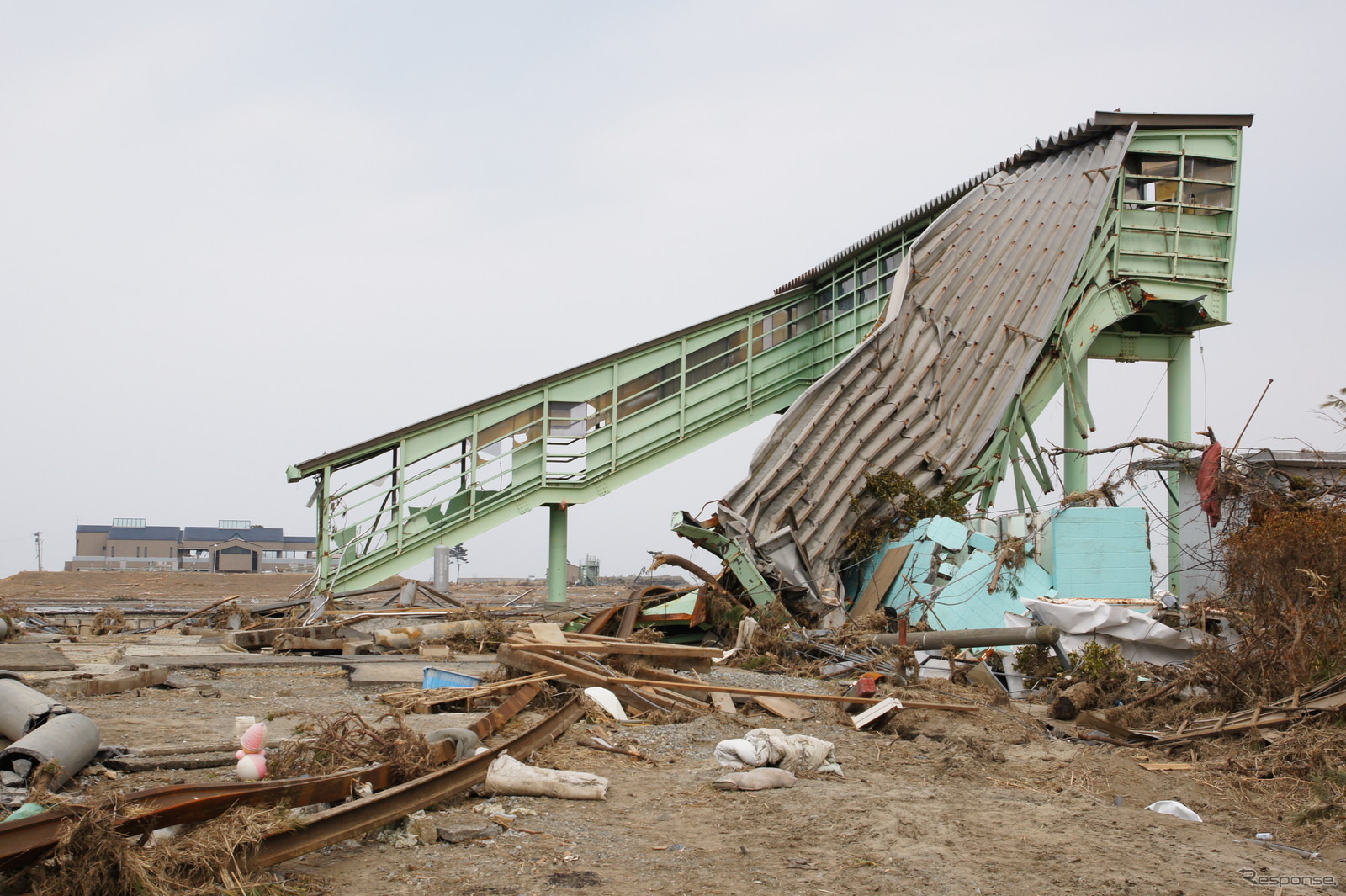 東日本大震災の津波で損壊した直後の常磐線新地駅。移設後の駅はここから約200m南西側に設けられる。