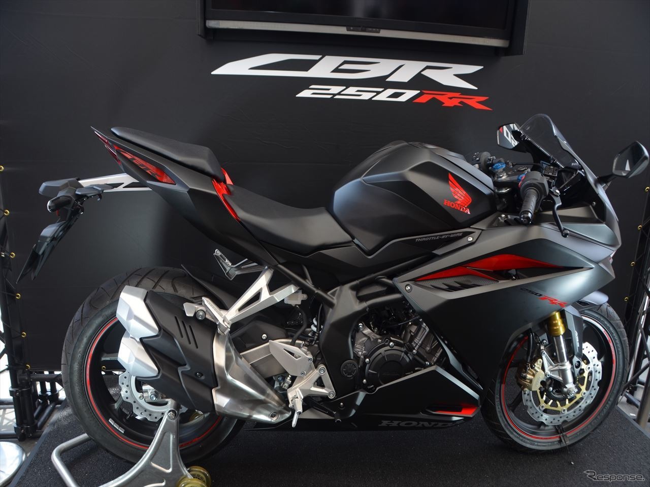 ホンダブースに展示される新型CBR250RR