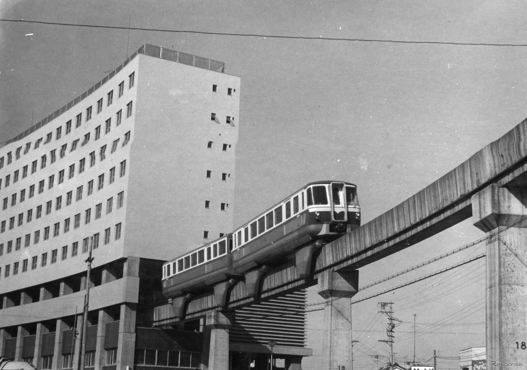 営業運転が行われていた頃の姫路モノレール。左奥には3・4階部分に大将軍駅を設置した高尾アパートが見える。
