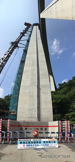東海北陸自動車道・鷲見橋工事。7月14日に「橋脚高日本一到達式」を開催している。
