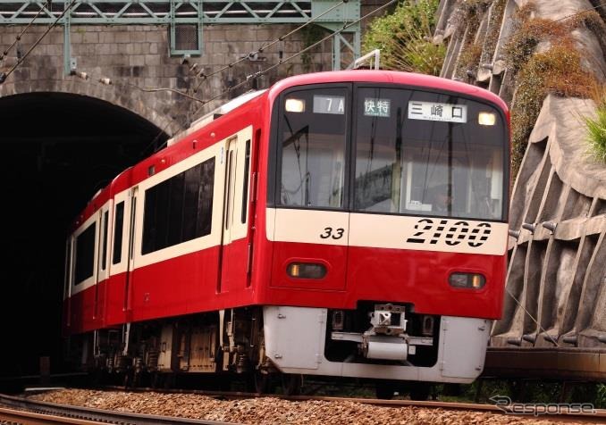 トンネル区間を通過する京急の電車。2017年度から2018年度にかけ、本線（横浜以南）・逗子線・久里浜線のトンネル内でも携帯電話を利用できるようにする。