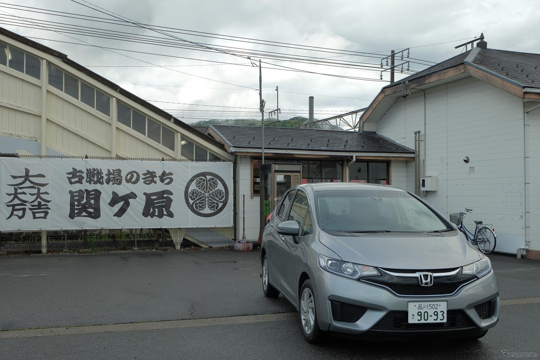 JR関ヶ原駅にて。駅前にいきなり徳川、石田の旗印がドーンと。