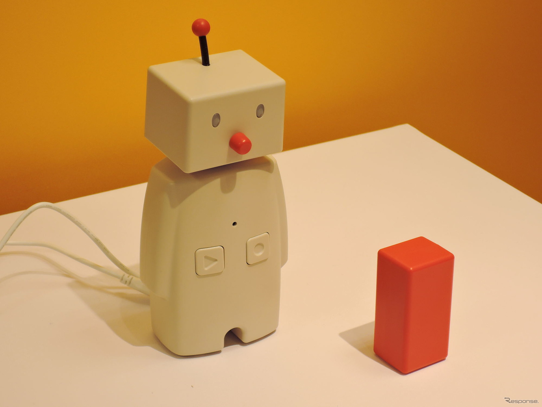 「BOCCO」は携帯電話と伝言をやりとりできるコミュニケーションロボット