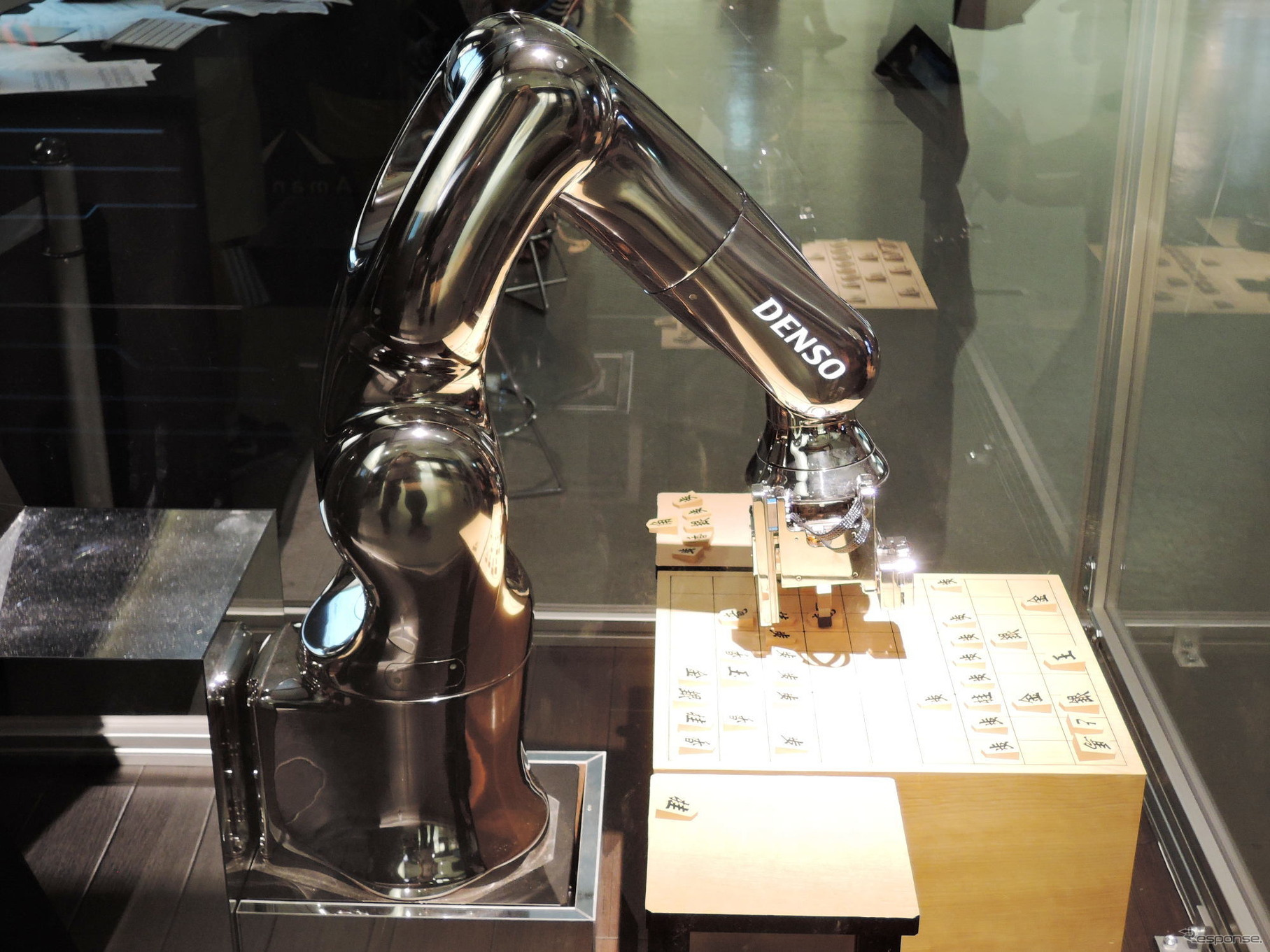 「新電王手さん」は医薬用ロボットを改良した将棋対局専用ロボットアーム