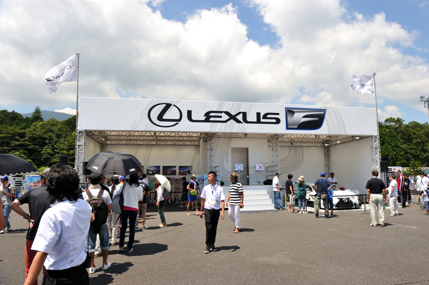 LGDA2016夏祭りに出展されるレーシングスーツがGT会場にて展示された
